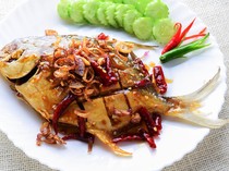 Resep Ikan Bawal Goreng Saus Cabe Bawang yang Renyah Pedas