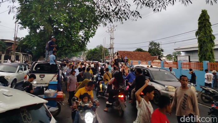 Ribuan massa memadati jalan lintas Bima-Sumbawa (Desa Manggeasi Dompu) untuk konvoi, Rabu (27/11/2024). (Faruk)