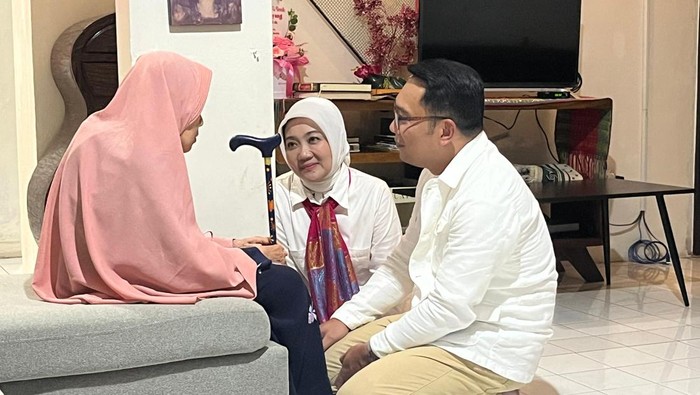 Ridwan Kamil saat sungkem ke ibunda (Dwi/detikcom)