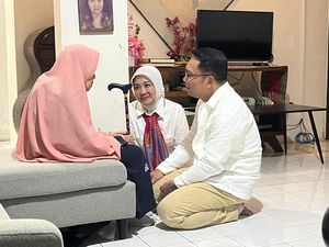 Video: RK dan Istri Sungkeman ke Ibu Sebelum Pantau Quick Count di Jakarta