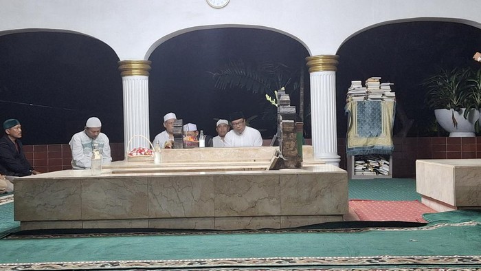 Ridwan Kamil Ziarah ke Makam Pangeran Jayakarta Usai Salat Subuh