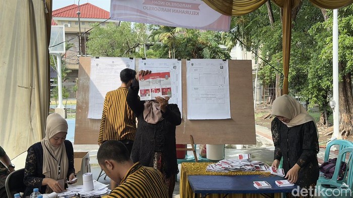 Risma-Gus Hans unggul di TPS tempat Emil nyoblos