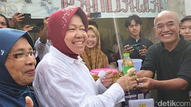 Risma mendapat doorprize minyak goreng usai nyoblos