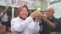 Risma juga dapat door prize dari warga usai menggunakan hak suaranya.