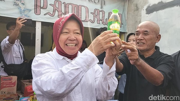 Risma mendapat doorprize minyak goreng usai nyoblos