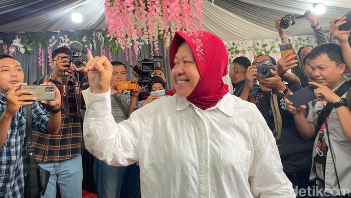 Risma pamer jari kelingking usai nyoblos