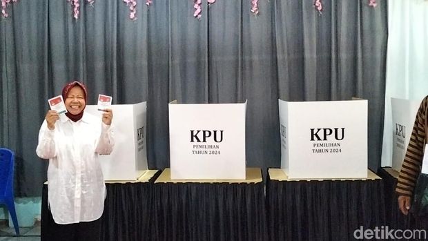 Risma pamer jari kelingking usai nyoblos