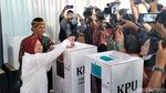 Momen Risma Jalan Kaki Bersama Warga Menuju TPS