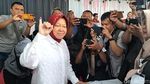 Momen Risma Jalan Kaki Bersama Warga Menuju TPS