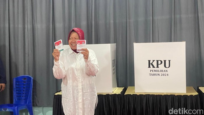 Risma pamer jari kelingking usai nyoblos