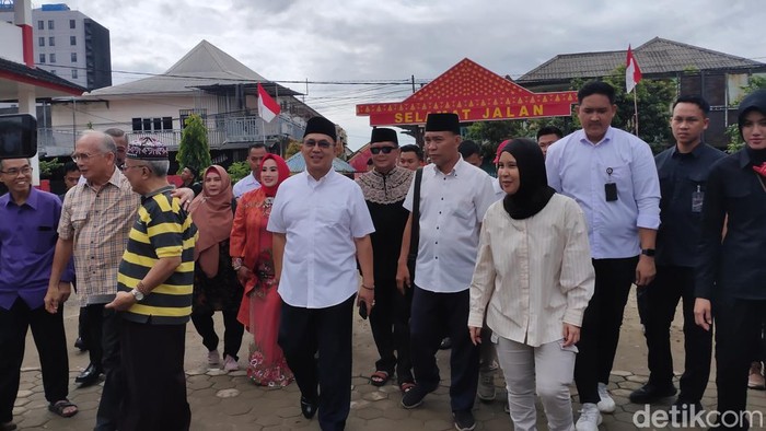Rizky Aprilia mendampingi Eddy Santana Putra ke TPS.