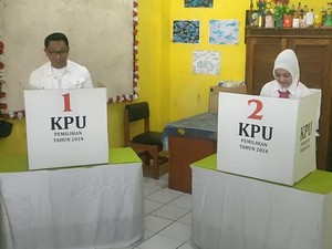 RK Bareng Atalia dan Putranya Arkana Nyoblos Pilkada Jabar di Bandung