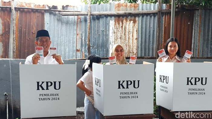 Rodi Wijaya bersama keluarga melakukan pencoblosan di TPS 02 Lubuklinggau