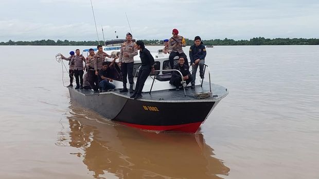 Rombongan Kapolres Inhil harus menyusuri sungai dan laut mengecek keamanan TPS saat Pilkada 2024. (dok Humas Polres Inhil)