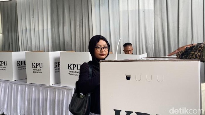 Roro Ajeng saat gunakan hak pilihnya di Sukabumi.