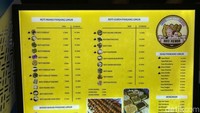 Berikut daftar menu yang ditawarkan oleh Roti Pa’mur. Pilihan toppingnya mulai dari yang gurih sampai manis. Harganya juga dibanderol mulai dari Rp ‘5 juta’ alias Rp 5 ribu. Foto: Detikcom / Atiqa Rana