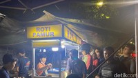 Meskipun harganya Rp ‘5 juta’ sampai Rp ‘15 juta’ tetapi gerai ini ramai dipadati pengunjung. Dalam waktu-waktu tertentu bahkan bisa menciptakan antrean mengular loh! Foto: Detikcom / Atiqa Rana