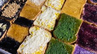Kurang lebih ada 10 varian roti kukus yang ditawarkan gerai Roti Pa’Mur. Lebih enak pilih langsung dari kukusan besar ini karena sebagian varian tidak tertulis di daftar menu. Foto: Detikcom / Atiqa Rana