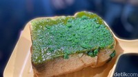 Ini salah satu variasi terpopuler, yaitu matcha. Harganya Rp ‘10 juta’ atau sama dengan Rp 10 ribu. Rotinya tebal diberi topping matcha manis dengan sentuhan pahit yang pas. Foto: Detikcom / Atiqa Rana