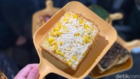 Variasi jagung susu keju (jasuke) juga tidak  boleh dilewatkan. Topping jagung dan parutan kejunya melimpah. Rasanya perpaduan antara manis, gurih, dan milky. Foto: Detikcom / Atiqa Rana