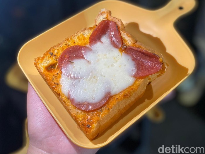 Roti Viral Aneka Topping di Tebet Ini Harganya Rp '15 Juta'!