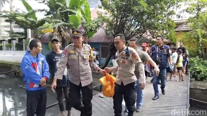 Saat petugas mengevakuasi mayat tanpa identitas di Palembang.