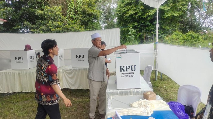 Said Abdullah mencoblos di TPS 041 meski telah didiskualifikasi.