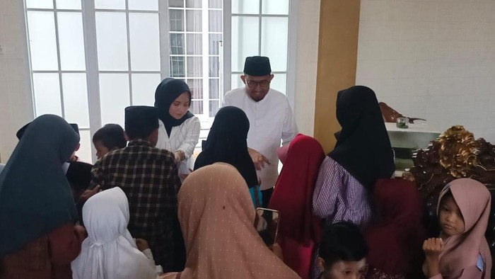 Sebelum Mencoblos, Cabup Achmad Fauzi Santuni Anak Yatim