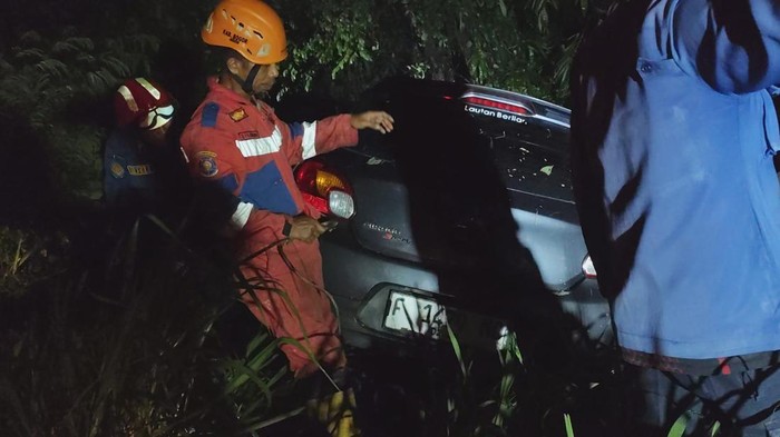 Sebuah mobil masuk ke sungai di Desa Sukmajaya, Kecamatan Tajurhalang, Bogor, Jawa Barat. (dok. ist)