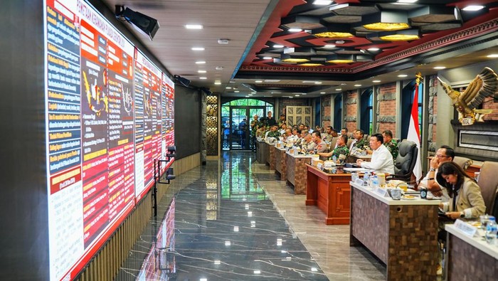 Sejumlah menteri memantau pelaksanaan Pilkada serentak 2024. Menko Polkam Budi Gunawan mengatakan pelaksanaan Pilkada berjalan aman. (dok Istimewa)