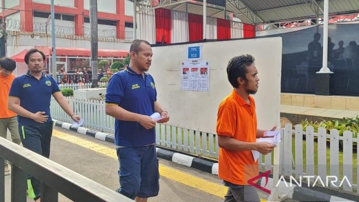 Sejumlah warga binaan tengah berjalan ke tempat pemungutan suara (TPS) untk menggunakan hak pilihnya di Pilkada Jakarta 2024 di Rutan Kelas I Cipinang, Jakarta Timur, Rabu (27/11/2024). Sebanyak 2.228 warga binaan dan petugas menggunakan hak pilihnya di rutan itu. ANTARA/Syaiful Hakim