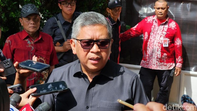 Natalan Hasto Bareng Keluarga Setelah Jadi Tersangka