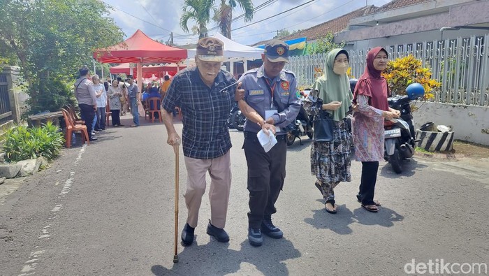 Semangat Haris Siryono mendatangi TPS 20 Kabupaten Malang.
