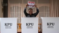 Calon Gubernur DKI Jakarta nomor urut 2 Dharma Pongrekun menunjukkan kertas suara sebelum menggunakan hak pilihnya dalam Pemilihan Kepala Daerah (Pilkada) di TPS 31 Lebak Bulus, Jakarta Selatan, Rabu (27/11/2024). ANTARA FOTO/Fauzan