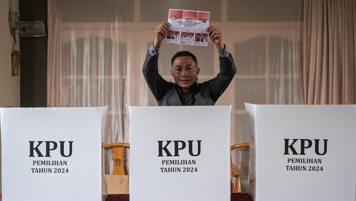 Calon Gubernur DKI Jakarta nomor urut 2 Dharma Pongrekun menunjukkan kertas suara sebelum menggunakan hak pilihnya dalam Pemilihan Kepala Daerah (Pilkada) di TPS 31 Lebak Bulus, Jakarta Selatan, Rabu (27/11/2024). Pilkada DKI Jakarta diikuti tiga pasangan calon yakni Ridwan Kamil-Suswono, Dharma Pongrekun-Kun Wardana Abiyoto dan Pramono Anung-Rano Karno. ANTARA FOTO/Fauzan/aww.
