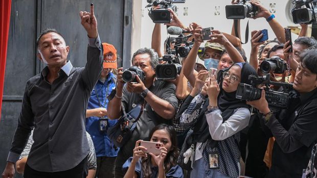Calon Gubernur DKI Jakarta nomor urut 2 Dharma Pongrekun menunjukkan kertas suara sebelum menggunakan hak pilihnya dalam Pemilihan Kepala Daerah (Pilkada) di TPS 31 Lebak Bulus, Jakarta Selatan, Rabu (27/11/2024). Pilkada DKI Jakarta diikuti tiga pasangan calon yakni Ridwan Kamil-Suswono, Dharma Pongrekun-Kun Wardana Abiyoto dan Pramono Anung-Rano Karno. ANTARA FOTO/Fauzan/aww.