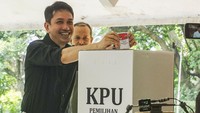 Calon Wakil Gubernur DKI Jakarta nomor urut 2 Kun Wardana memasukkan surat suara saat memberikan hak suara dalam Pilkada 2024 di TPS 30 Ciganjur, Jagakarsa, Jakarta Selatan. ANTARA FOTO/Aditya Nugroho