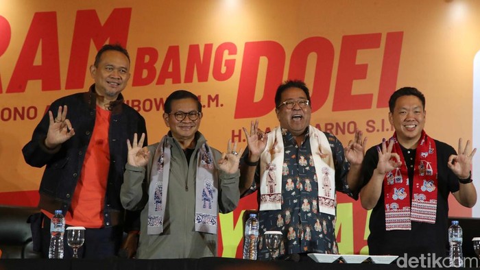 Pramono Anung dan Rano Karno bergandengan tangan sambil melempar senyuman saat menanggapi hasil exit poll dan quick count di Hotel JS Luwansa, Jakarta , Rabu (27/11/2024).