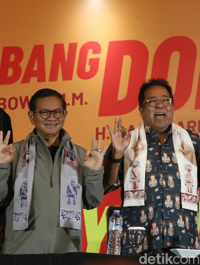 Semringahnya Pramono-Rano Usai Unggul di Exit Poll dan Quick Count Pramono Anung dan Rano Karno bergandengan tangan sambil melempar senyuman saat menanggapi hasil exit poll dan quick count di Hotel JS Luwansa, Jakarta , Rabu (27/11/2024).