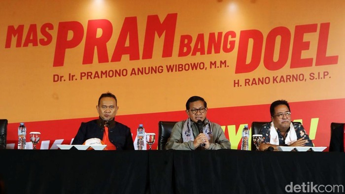 Pramono Anung dan Rano Karno bergandengan tangan sambil melempar senyuman saat menanggapi hasil exit poll dan quick count di Hotel JS Luwansa, Jakarta , Rabu (27/11/2024).