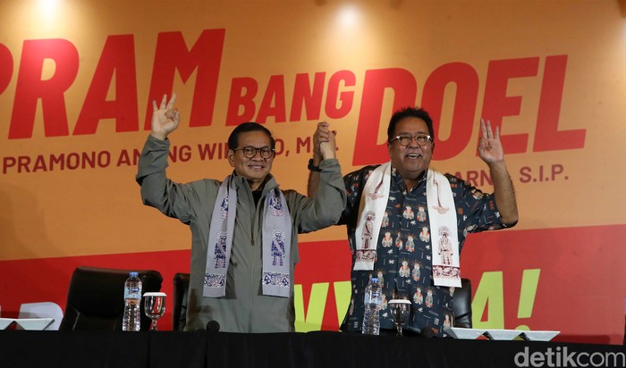 Pramono Anung dan Rano Karno bergandengan tangan sambil melempar senyuman saat menanggapi hasil exit poll dan quick count di Hotel JS Luwansa, Jakarta , Rabu (27/11/2024).