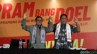 Pramono Anung dan Rano Karno bergandengan tangan sambil melempar senyuman saat menanggapi hasil exit poll dan quick count di Hotel JS Luwansa, Jakarta , Rabu (27/11/2024).