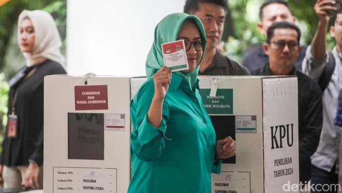 Airin menggunakan hak pilihnya di TPS 015 Pakulonan, Serpong Utara, Tangsel, Rabu (27/11/2024). Airin mencoblos di TPS dekat rumahnya di kawasan Alam Sutera.