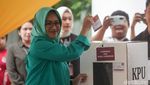 Senyum Airin Usai Nyoblos di Alam Sutera Tangsel
