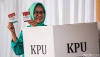 Cagub nomor urut 1 ini mencoblos ditemani keponakannya.