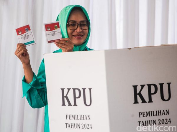 Senyum Airin Usai Nyoblos di Alam Sutera Tangsel
