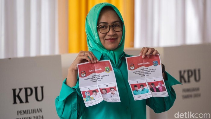 Airin menggunakan hak pilihnya di TPS 015 Pakulonan, Serpong Utara, Tangsel, Rabu (27/11/2024). Airin mencoblos di TPS dekat rumahnya di kawasan Alam Sutera.