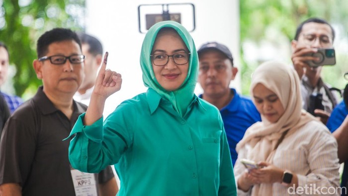 Senyum Airin Usai Nyoblos di Alam Sutera Tangsel Airin menggunakan hak pilihnya di TPS 015 Pakulonan, Serpong Utara, Tangsel, Rabu (27/11/2024). Airin mencoblos di TPS dekat rumahnya di kawasan Alam Sutera.
