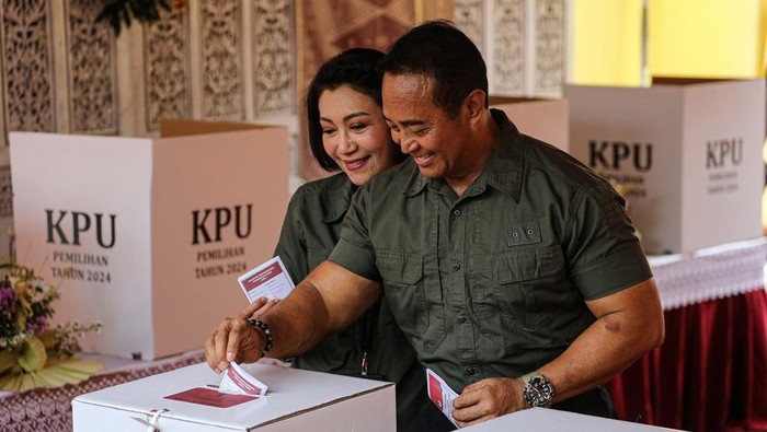 Cagub Jawa Tengah Andika Perkasa didampingi istrinya, Hetty menggunakan hak suara di TPS 3 Lempongsari, Semarang. Keduanya sempat menebar senyuman usai mencoblos di TPS tersebut.