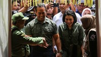 Andika dan istri tiba di TPS 3 Lempongsari, Semarang, untuk melakukan pencoblosan, Rabu (27/11/2024).